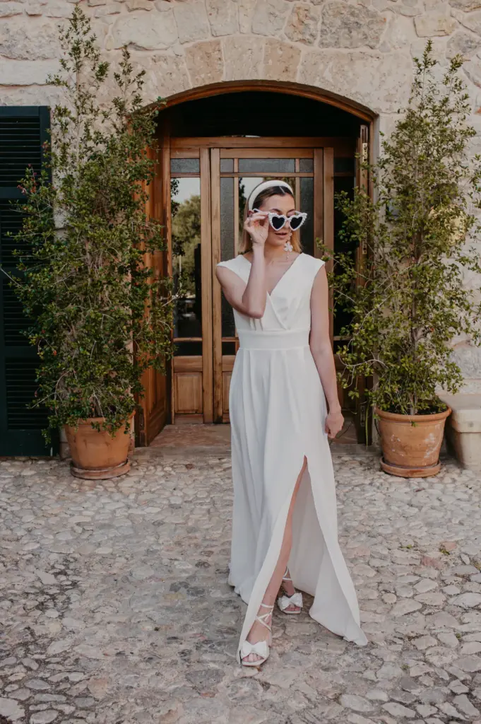 Elegante Hochzeitsfotos in der Natur, Brautpaar im sanften Licht