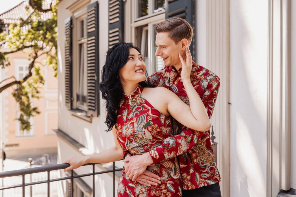 Hochzeitspaar genießt die Atmosphäre der Villa Victoria