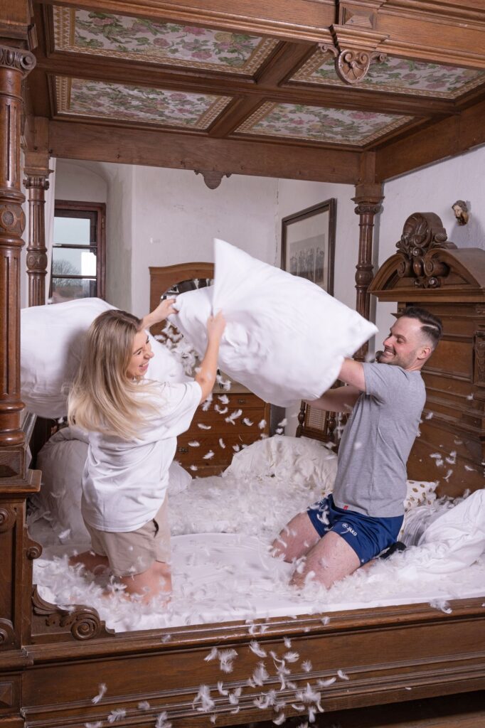 Rustikales Himmelbettzimmer als Kulisse für Familienfotos