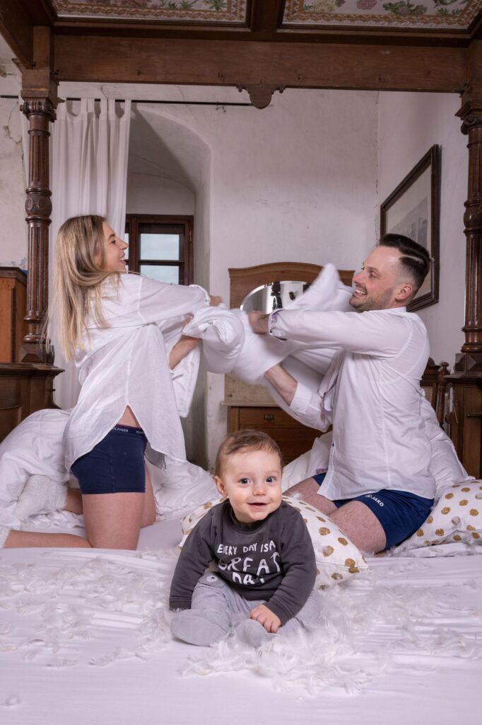 Federn wirbeln durch die Luft beim Familienshooting