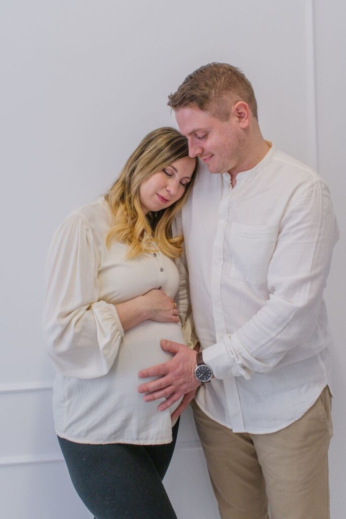 Werdende Eltern halten gemeinsam den Babybauch