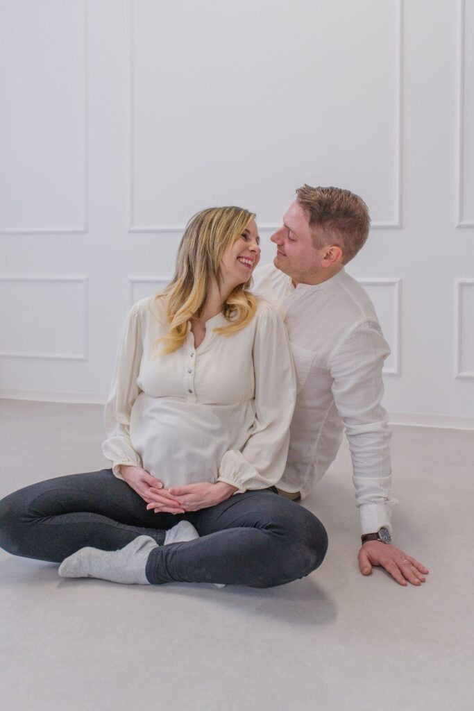 Erwartungsvolle Stimmung beim Babybauchshooting