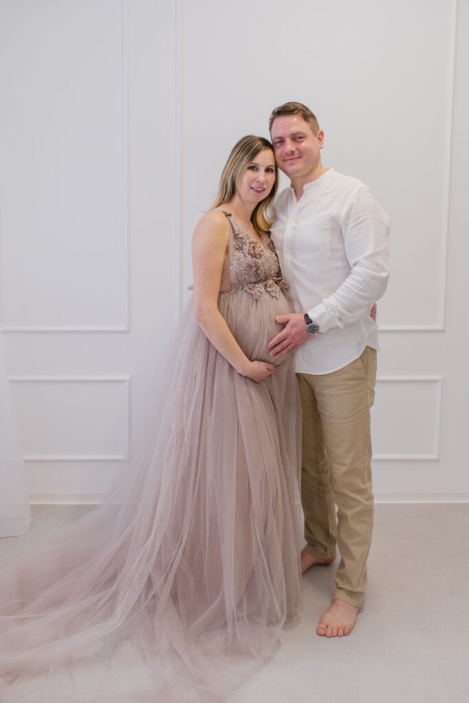 Natürliche Babybauchbilder mit Partner