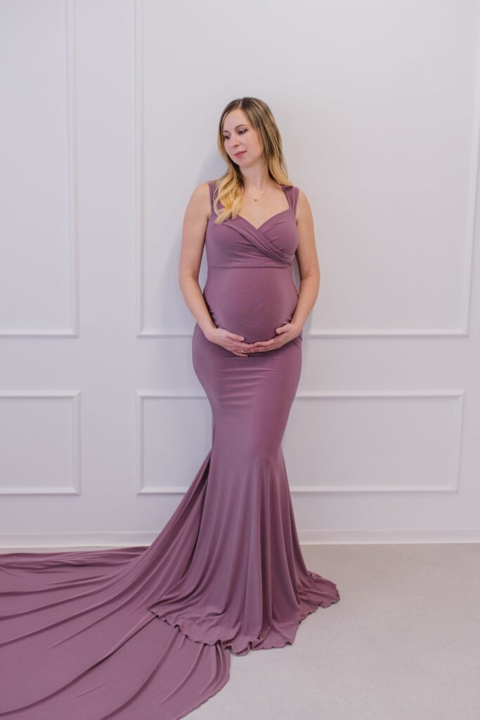 Liebevolle Babybauchfotografie indoor