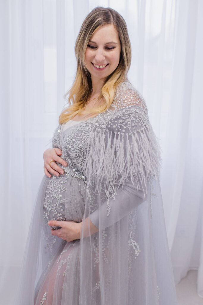 Sanfte Farben beim Indoor-Babybauchshooting