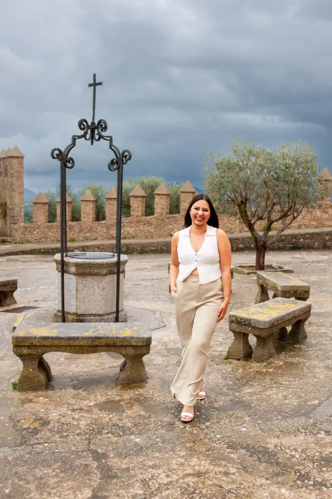 Selbstbewusste Frau in mediterraner Umgebung