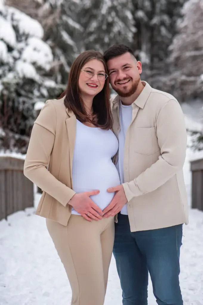 Paar umarmt sich in winterlicher Landschaft