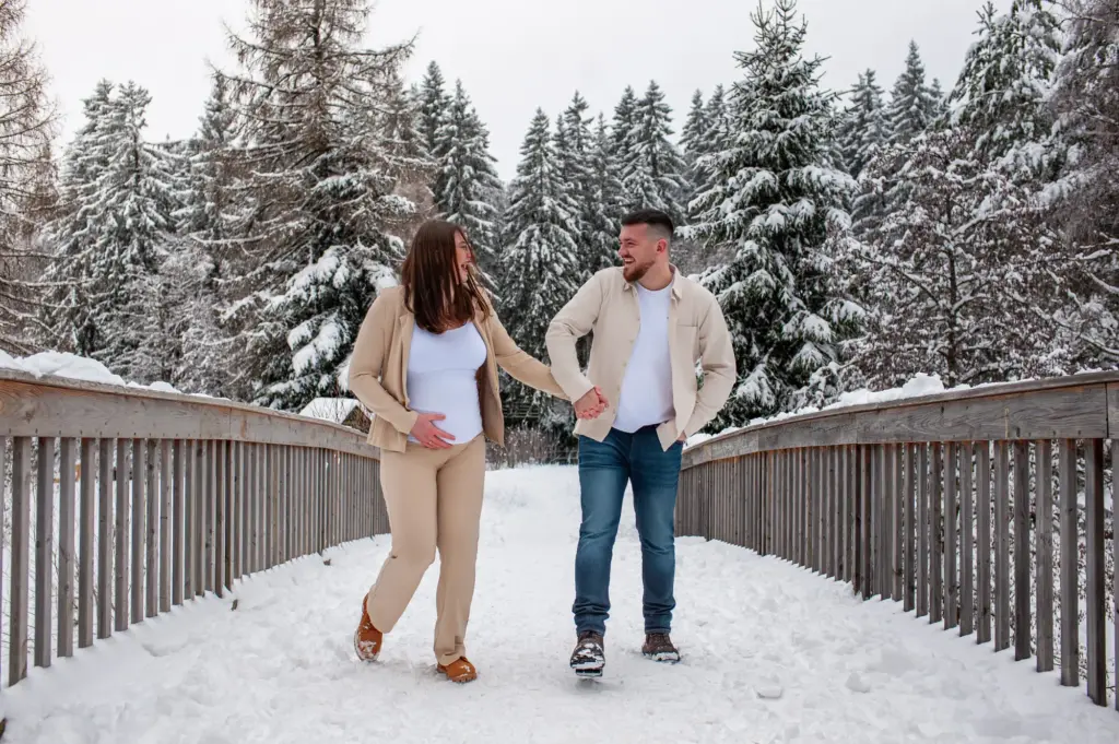 Verliebtes Paar erwartet ihr erstes Kind am Fichtelsee