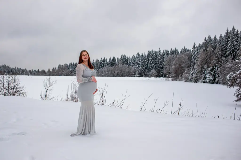 Winterliches Babybauchshooting am See
