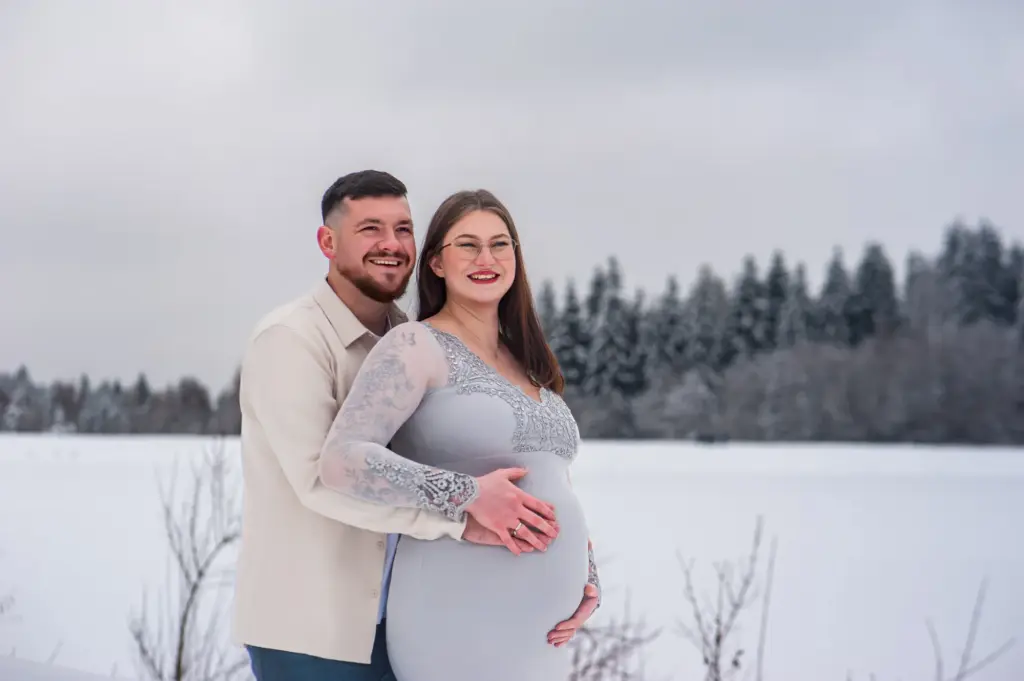 Emotionale Momente werdender Eltern im Schnee