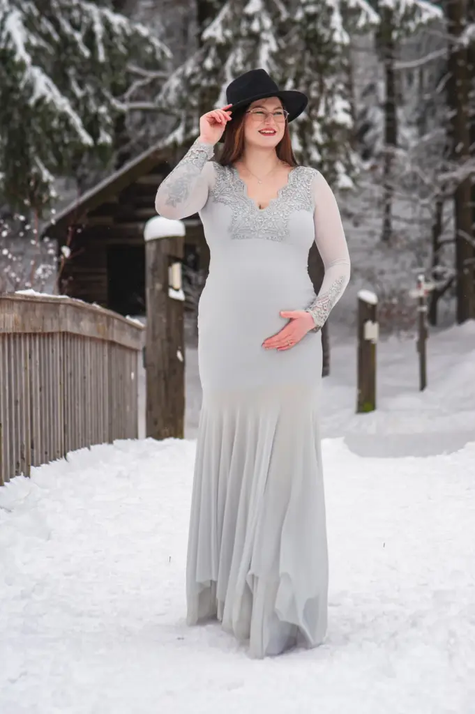Babybauchfotografie mit weicher Schneekulisse