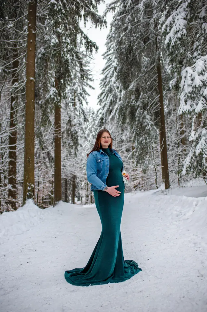 Babybauchfotografie im Schnee