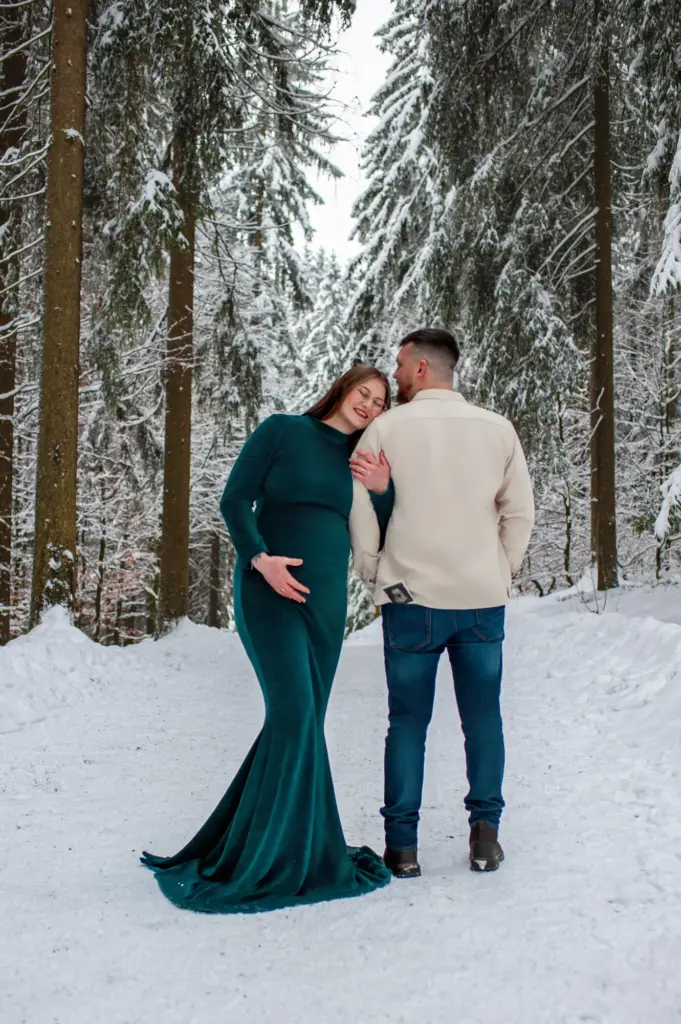 Paar hält Ultraschallbild beim Babybauchshooting