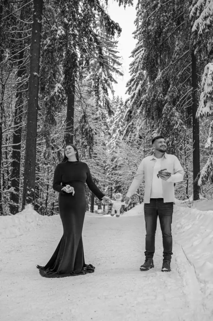 Paar schaut liebevoll auf den Babybauch