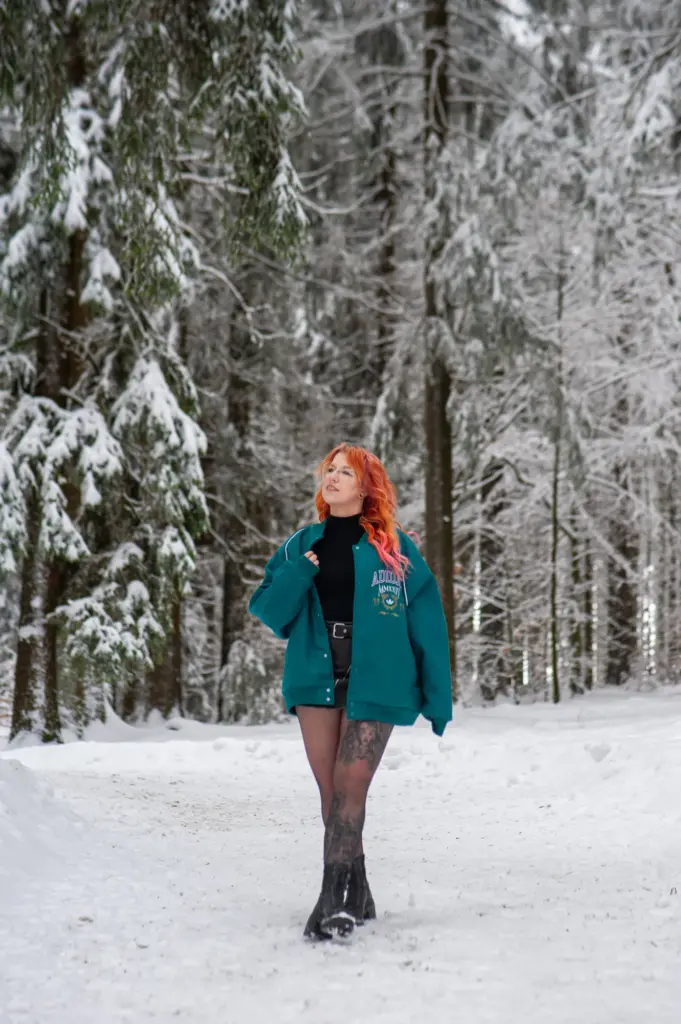 Selbstliebeshooting in einer winterlichen Naturkulisse