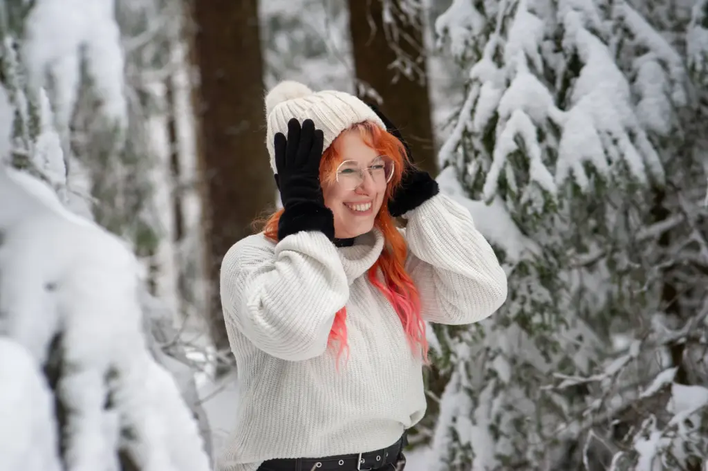 Frau genießt den Wintermoment in der Natur