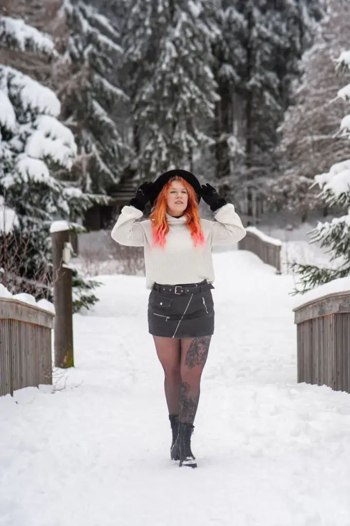Frau läuft über eine Brücke im Schnee am Fichtelsee