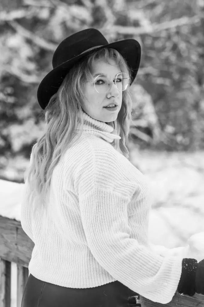 Winterliches Portrait einer Frau am Fichtelsee