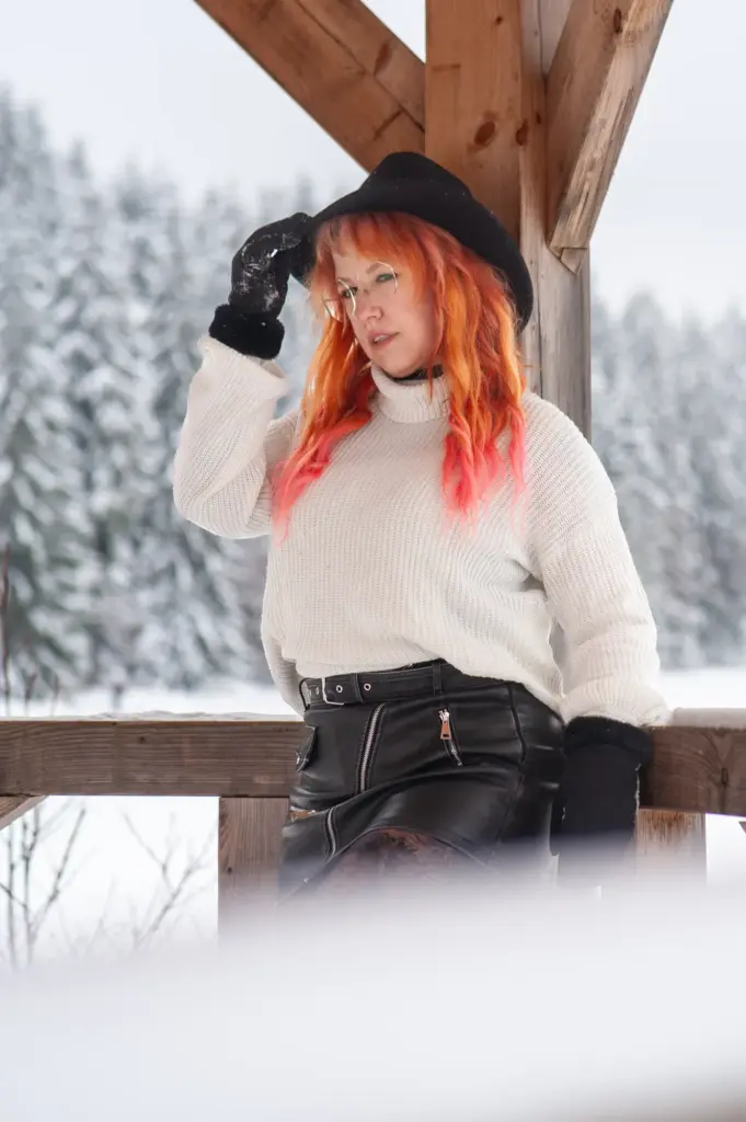 Selbstbewusste Frau feiert sich selbst in der Winterlandschaft