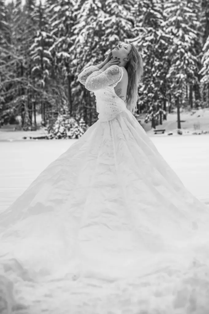 Kleid bewegt sich im Winterwind am Fichtelsee