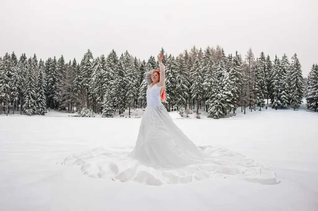 Frau in winterlicher Kleidung beim Outdoor-Shooting