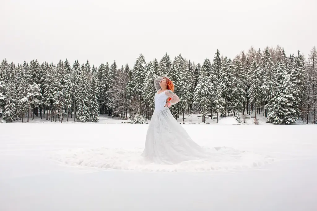 Winterliches Frauenshooting mit weißem Kleid