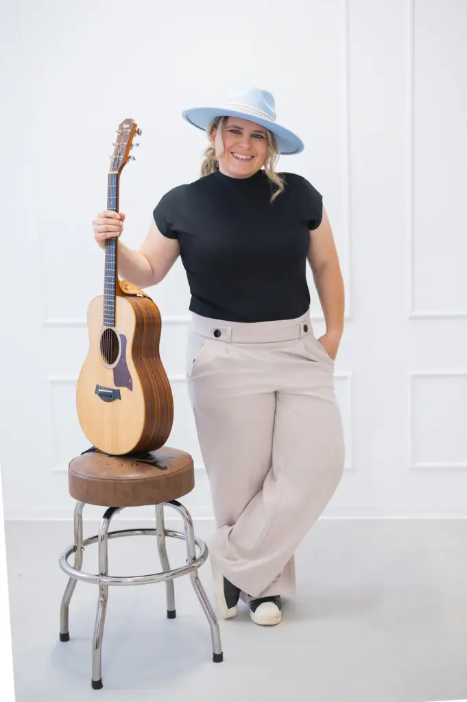 Gitarristin Portrait im Tageslichtstudio