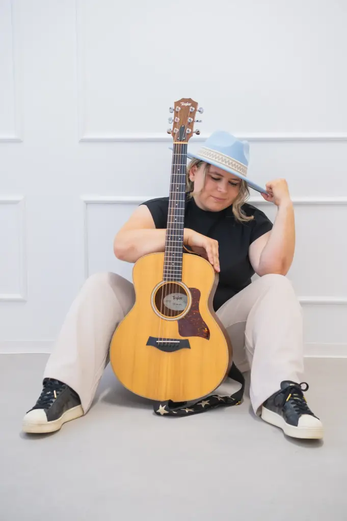 Businessportrait von Cori mit Gitarre