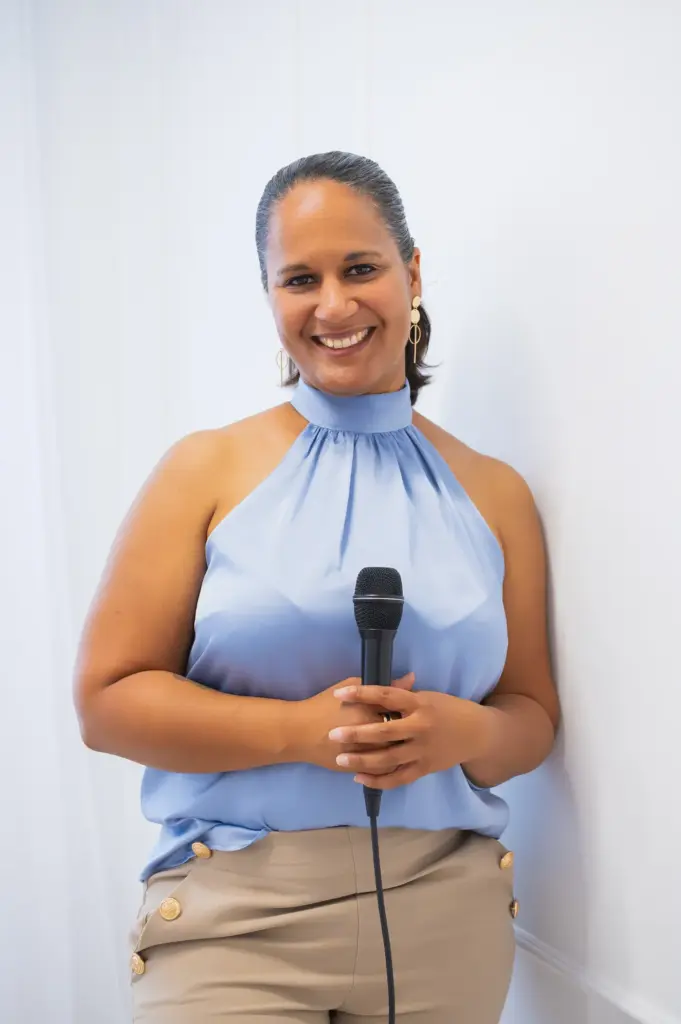 Sängerin mit Mikrofon beim Businessshooting