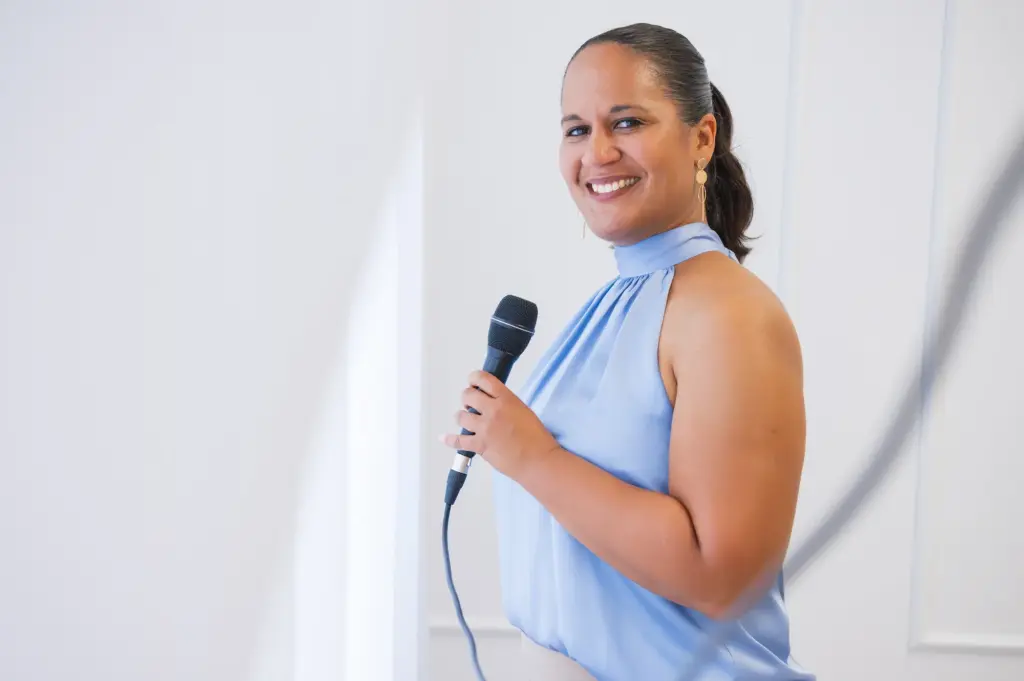 Sängerin im Studio mit professionellem Mikrofon