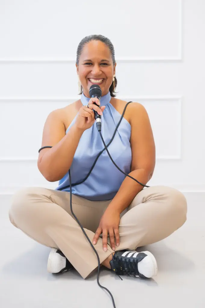 Businessportrait von Jenny mit Mikrofon