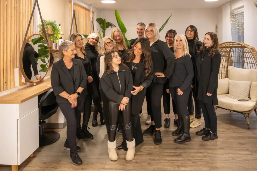 Elegantes Team in schwarzen Outfits beim Businessshooting