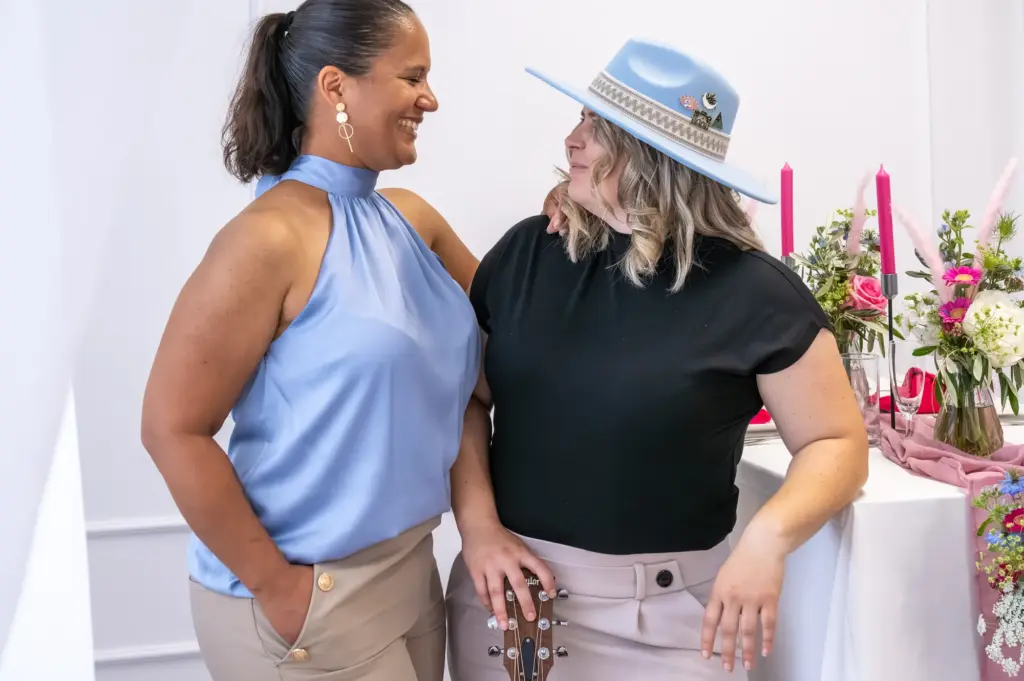 Musikerinnen Portrait mit Gitarre und Gesang
