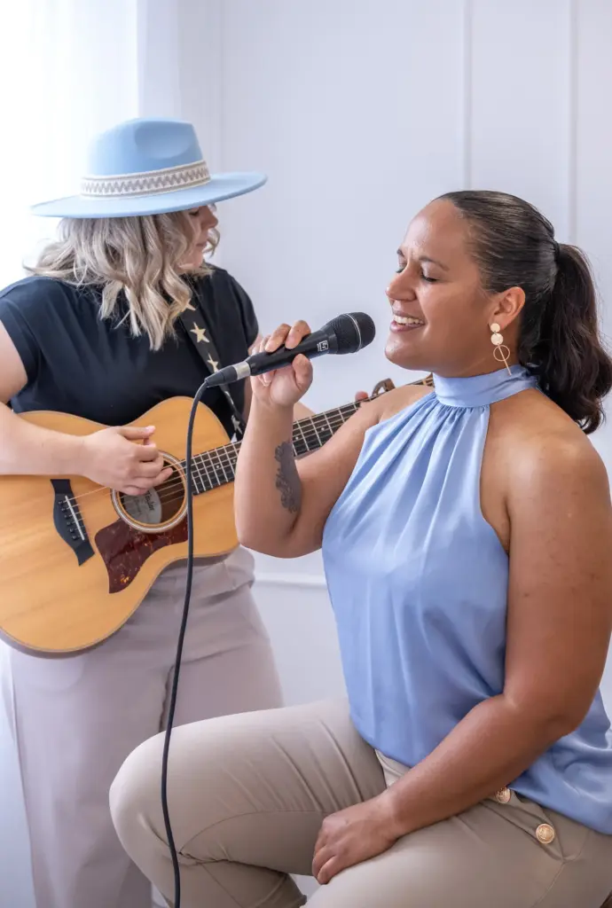 Sängerin mit Mikrofon beim Businessshooting