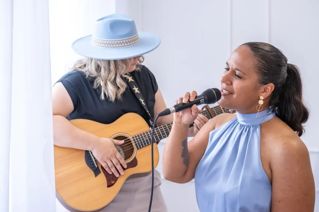 Akustik-Duo Jenny & Cori Music im Studio